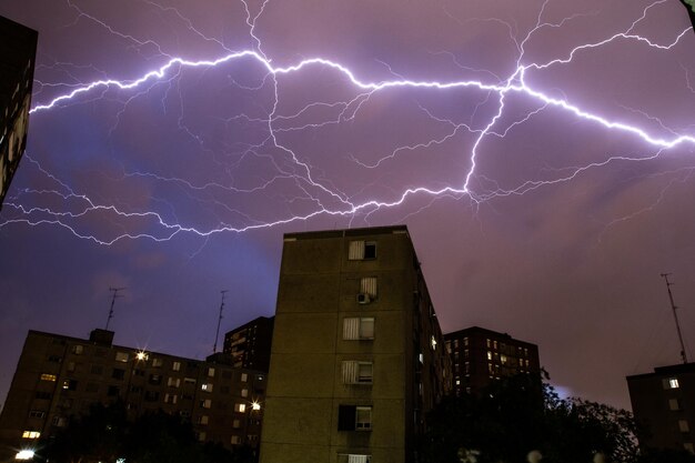 Grote bliksemschicht op een stormachtige nacht