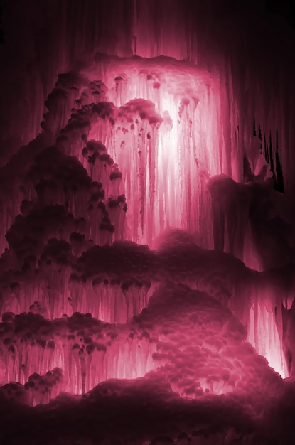 Grote blokken ijs bevroren waterval of grot achtergrondafbeelding afgezwakt in viva magenta kleur van de y