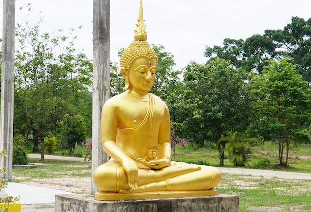 Grote Boeddha laat mensen aanbidden