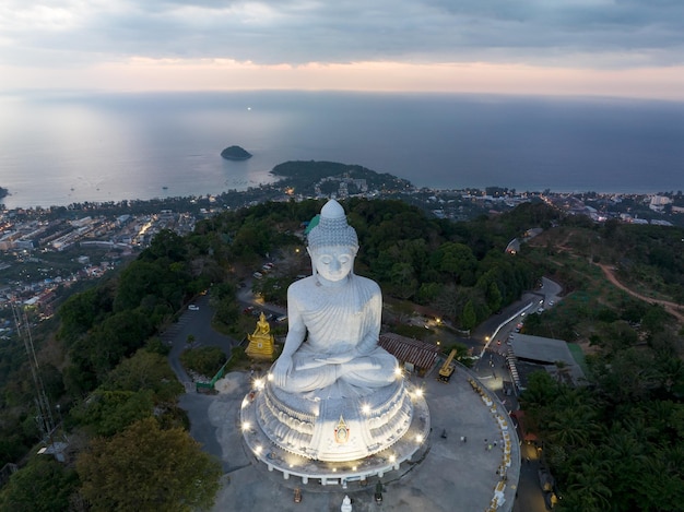 Grote boeddha op hoge berg in phuket thailand verbazingwekkend licht van zonsondergang natuur landschap natuur achtergrond