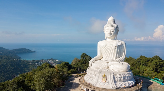 Foto grote boedha van phuket in zonsondergangtijd van het grote standpunt van boedha kan rond phuket-eiland zien