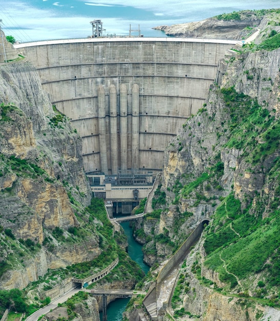 Grote boogdam van een waterkrachtcentrale op een rivier in een rotsachtige canyon