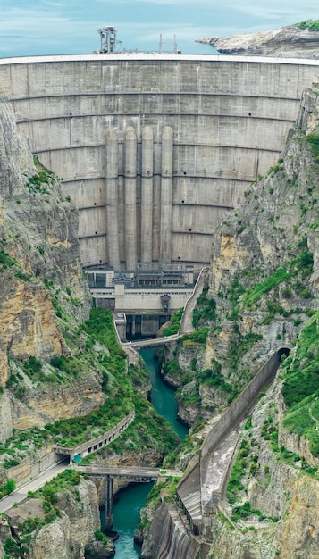 Grote boogdam van een waterkrachtcentrale op een rivier in een rotsachtige canyon