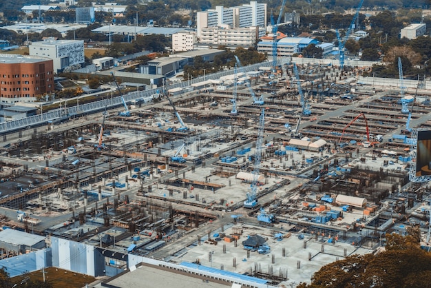 Foto grote bouwplaats met zware bouwmachines in metropool