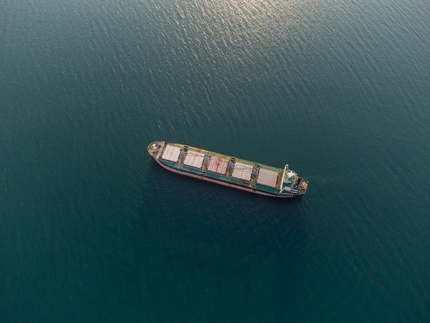 Grote bulkcarrier vervoert graan op zee luchtfoto