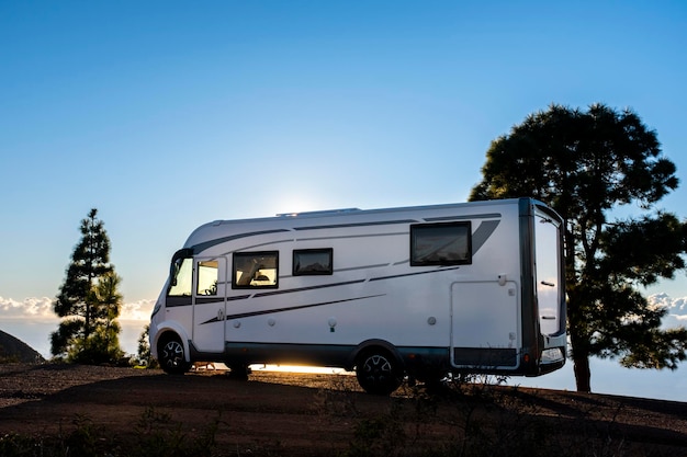 Grote camper camper geparkeerd in off-road natuurgebied om te genieten van totale vrijheid. Off-grid levensstijl vanlife. Reis met een camper en ontdek de schoonheid van de wereld