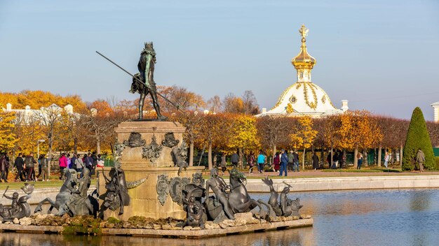 Foto grote cascade in pertergo van sint-petersburg de grootste fontein ensembles rusland