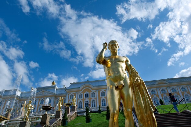 Grote cascade. Peterhof Paleis. Sint-Petersburg, Rusland - 3 JUNI 2015