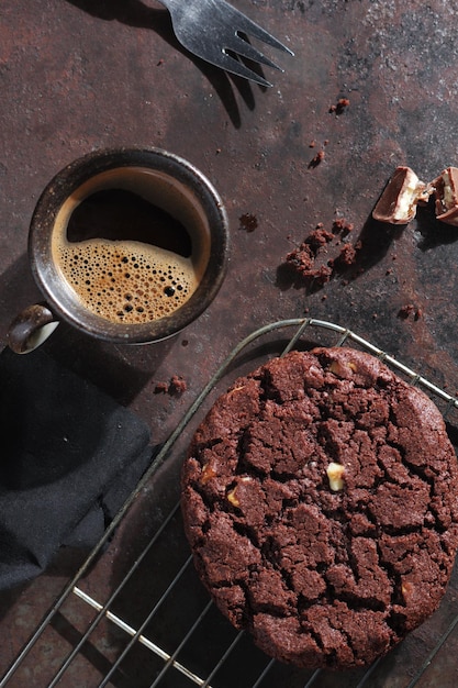 Grote chocoladekoekje en koffie.