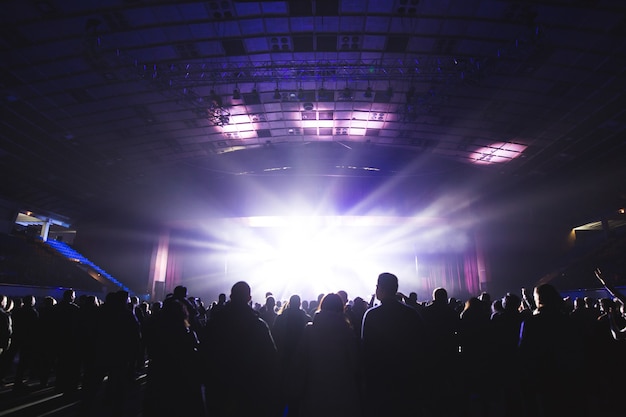 Grote concertzaal gevuld met toeschouwers voor het podium