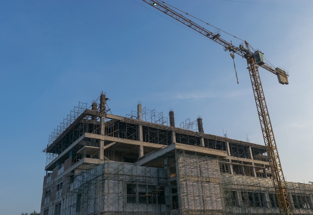 Grote de bouwplaats van het ziekenhuis met steigertoren.