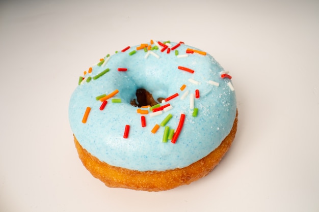 Grote donut met blauw glazuur