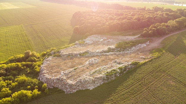 grote dump in het veld luchtfoto.