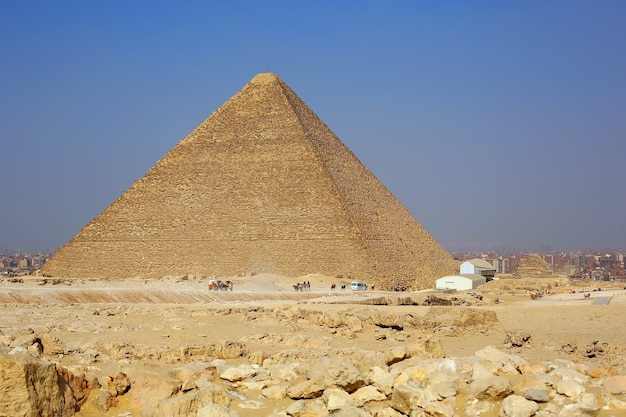 Grote Egyptische Piramide en landschap van Gizeh, de stad Caïro