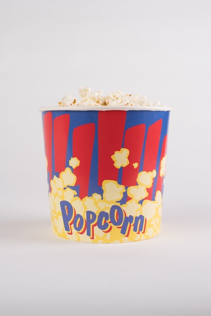 Foto grote emmer popcorn. geïsoleerd op een wit.