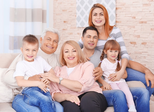 Grote en gelukkige familie op de bank