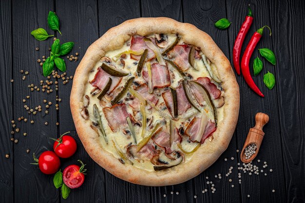 Grote en smakelijke pizza met spek, ingelegde komkommers en champignons