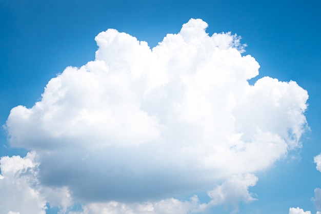 Grote enkele Cumulonimbus-wolken. cumulus wolk. Gezwollen of katoenachtige of pluizige wolk blauwe lucht witte pluizige wolken boven het blauwe luchtlandschap.