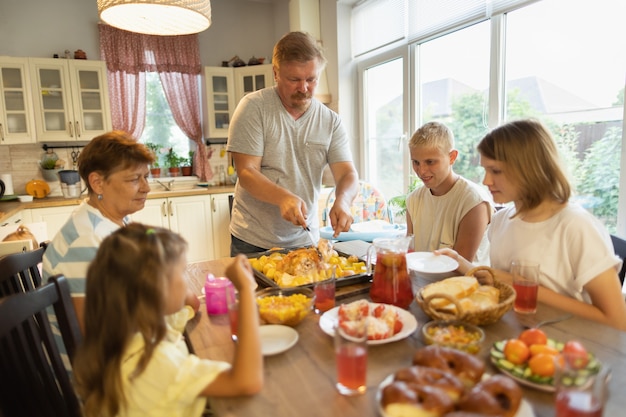 Grote familie aan de eettafel thuis.