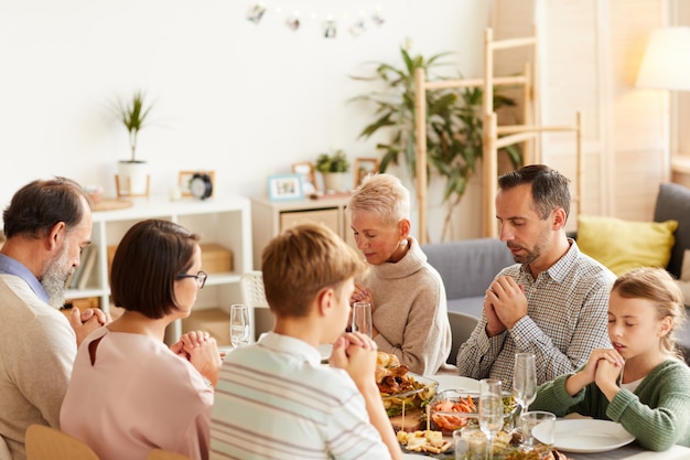 Grote familie dineren samen