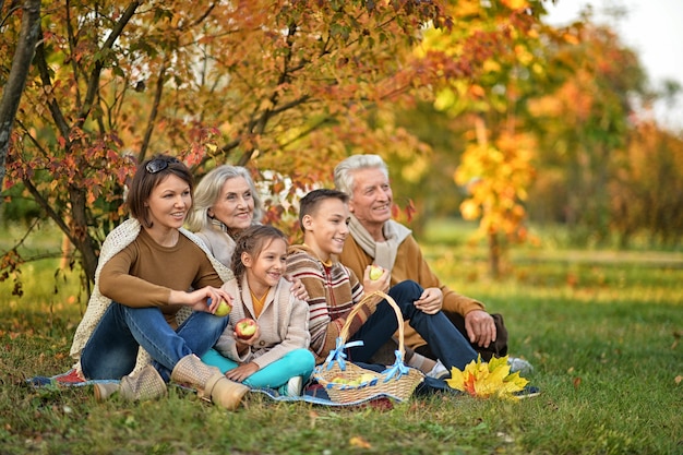 Grote familie op picknick buiten in de herfst