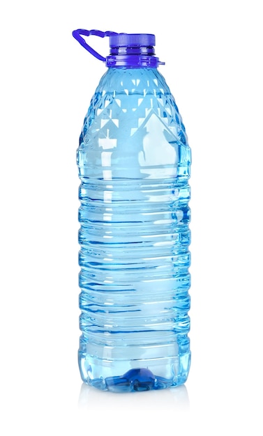 Grote fles water geïsoleerd op een witte achtergrond