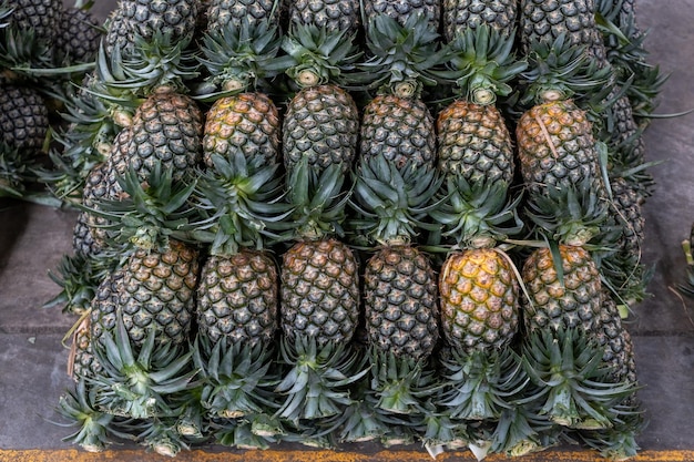 Grote fruitmarktAnanas tropisch fruit op de markt