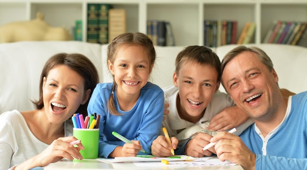 Grote gelukkige familie tekening