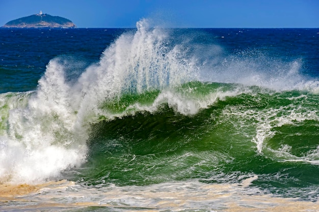 Grote gevaarlijke golven tijdens een tropische storm in de groene en blauwe wateren van Rio de Janeiro, Brazilië