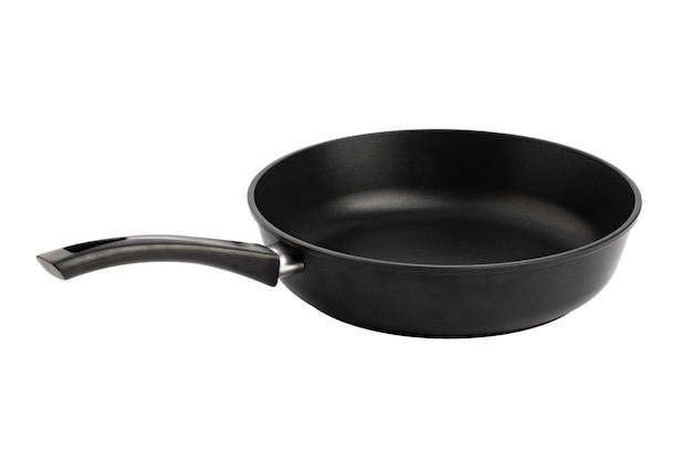 grote gietijzeren pan met een anti-kleverige coating geïsoleerd op een witte achtergrond