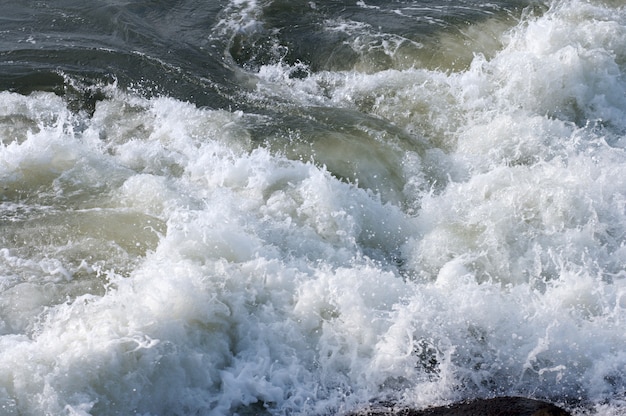 Grote golfbreking op zee op de kustlijn