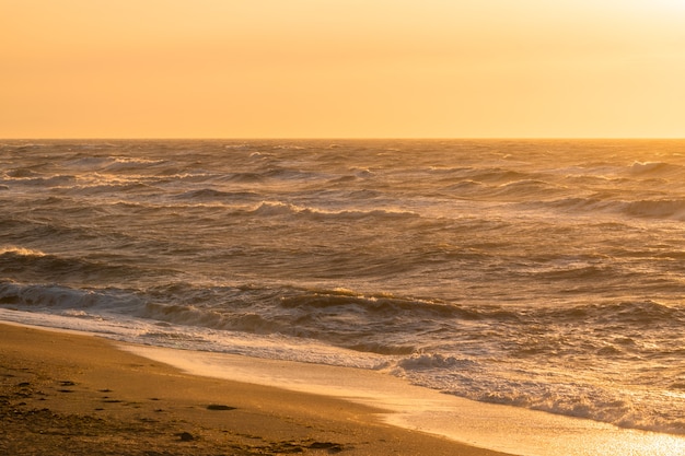 Grote golven op een leeg zomerstrand