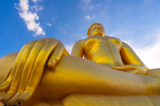 Grote gouden boedha, het populaire boeddhistische heiligdom van wat muang angthong in thailand.