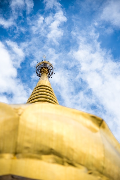 Grote gouden tempel met hemelachtergrond, naam is Phra Maha Chedi Srivang Chai, Lamphun, Th