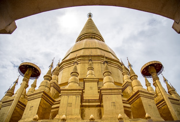 Grote gouden tempel met hemelachtergrond, naam is Phra Maha Chedi Srivang Chai, Lamphun, Th