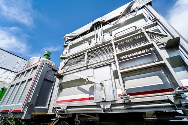 Grote graantrucks op de blauwe hemelachtergrond