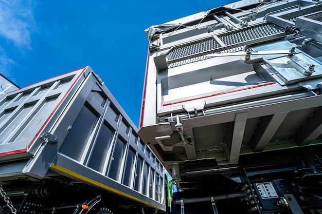 Grote graantrucks op de blauwe hemelachtergrond