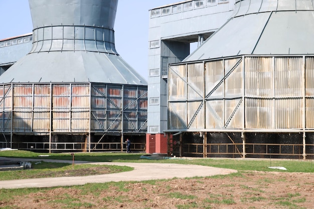 Foto grote grijze koeltorens voor koelwater staan in een rij apparatuur voor energie-warmtewisseling