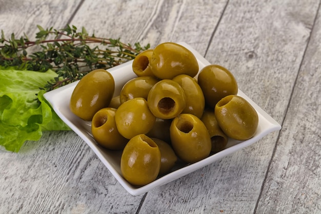 Grote groene olijven in de kom
