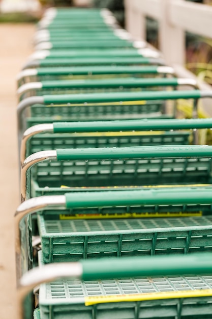 Grote groene winkelwagen op een rij.