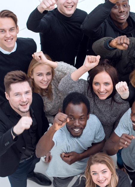 Foto grote groep diverse jonge mensen die naar de camera kijken