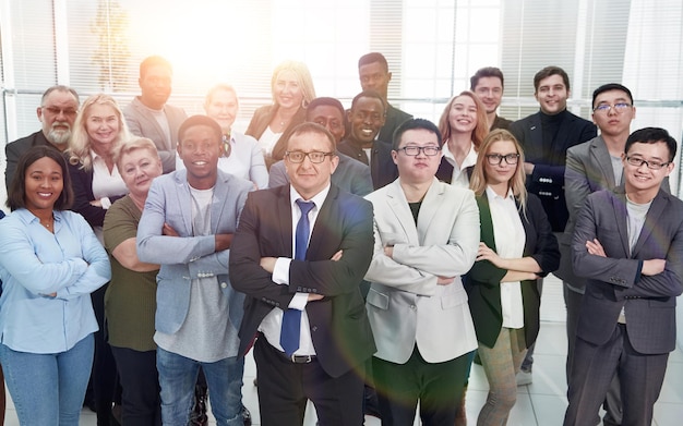 Grote groep diverse medewerkers die bij elkaar staan. foto met een kopie-ruimte.