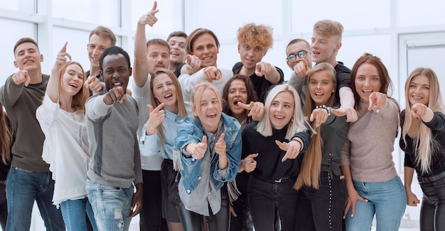 Foto grote groep gelukkige jonge mensen die hun succes tonen dat op witte achtergrond wordt geïsoleerd