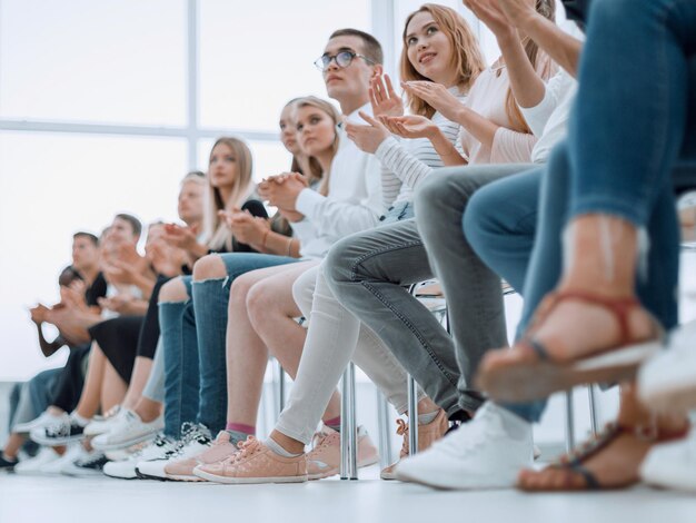 Grote groep jongeren applaudisseren samen