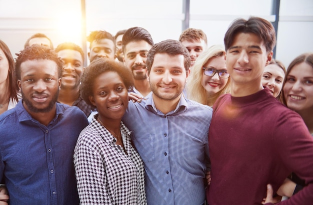 Grote groep mensen die samen in een studio staan