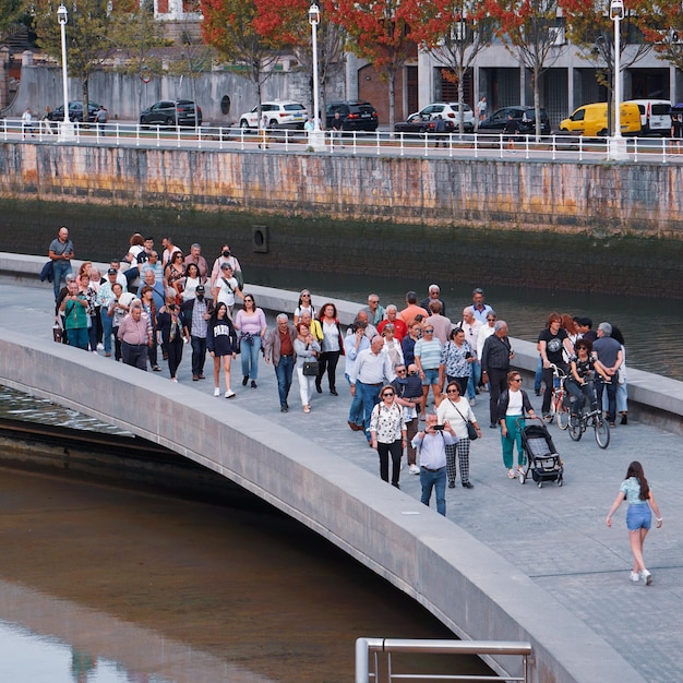 grote groep mensen op straat toeristen die Bilbao stad reisbestemmingen bezoeken