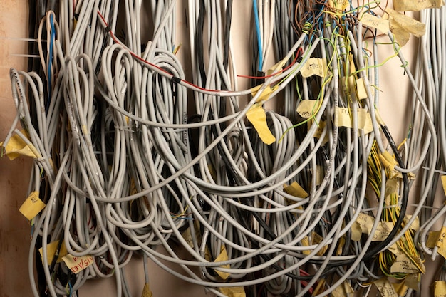 Grote groep UTP-kabels Ethernet-kabels in rackkast UTP-kabels van een patchpaneel in het serverrack in de datacenterruimte