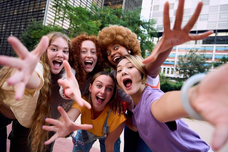 Foto grote groep vrolijke jonge vrienden die een selfie-portret maken. gelukkige mensen die naar de camera kijken en glimlachen.