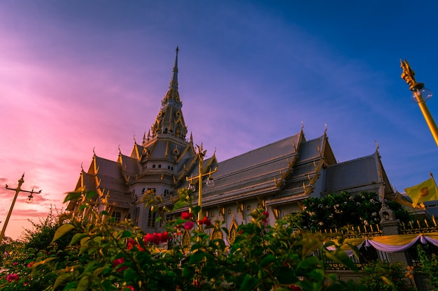 Foto grote grote architectuur van de hoofdzaal van wat sothon wararam worawihan in de ochtend.