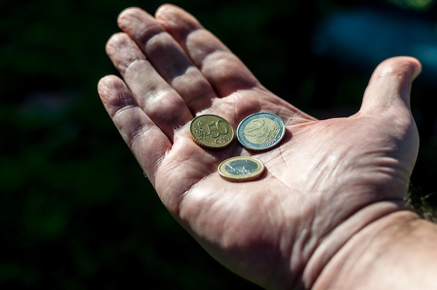 Foto grote hand met euromunten